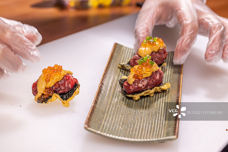 厨师制作和牛海胆鱼籽塔图片素材