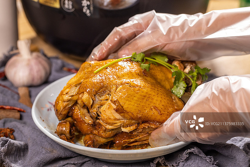 砂锅手撕鸡煲土鸡图片素材