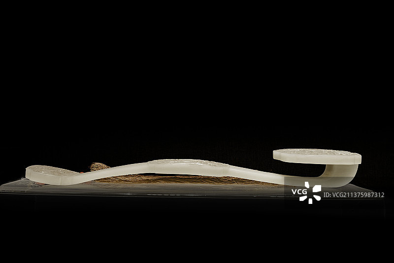 中国古代玉器，清，白玉浅浮雕如意图片素材