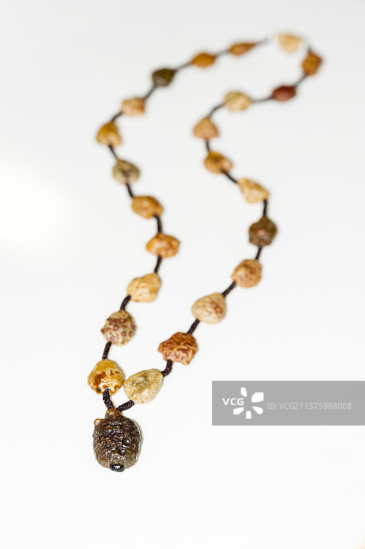 一条筋脉石项链特写白色背景图片素材