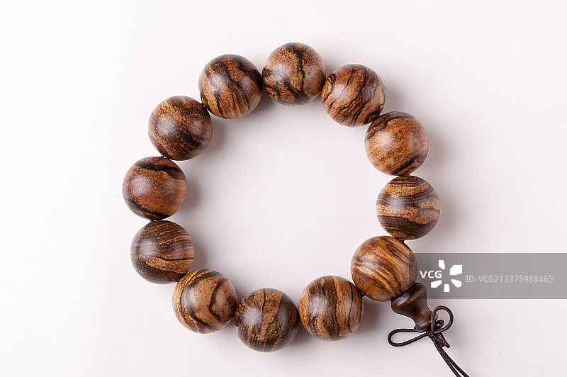 一条花奇楠手串特写白色背景图片素材
