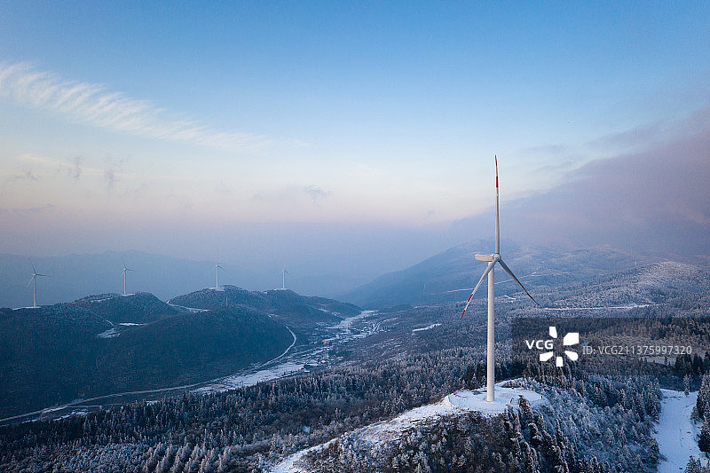 冬季南天湖风力发电场雪景图片素材
