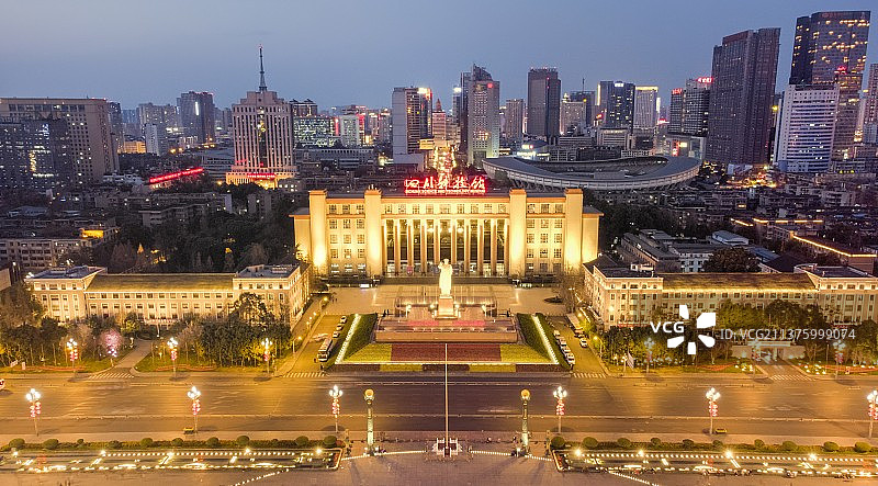 航拍黄昏夜色中的成都天府广场四川科技馆及周边建筑图片素材