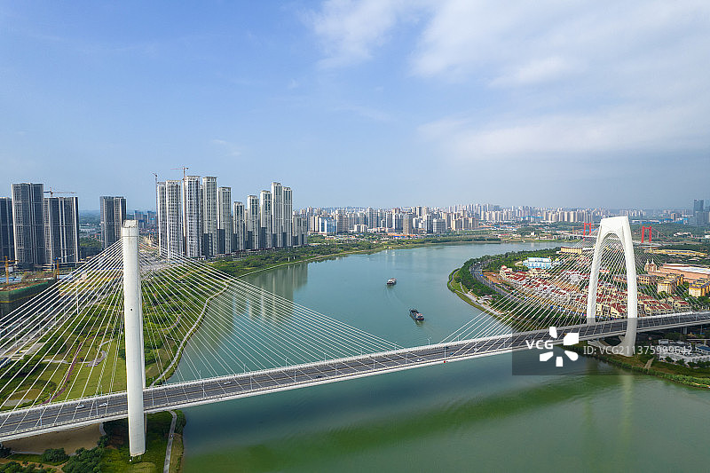 有船的南宁城市风光\邕江风光\青山大桥图片素材