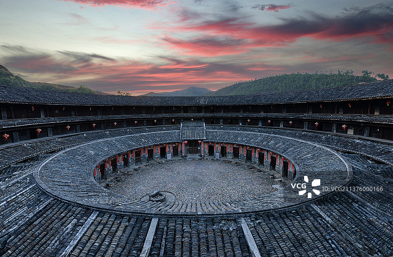 夕阳下的土楼图片素材