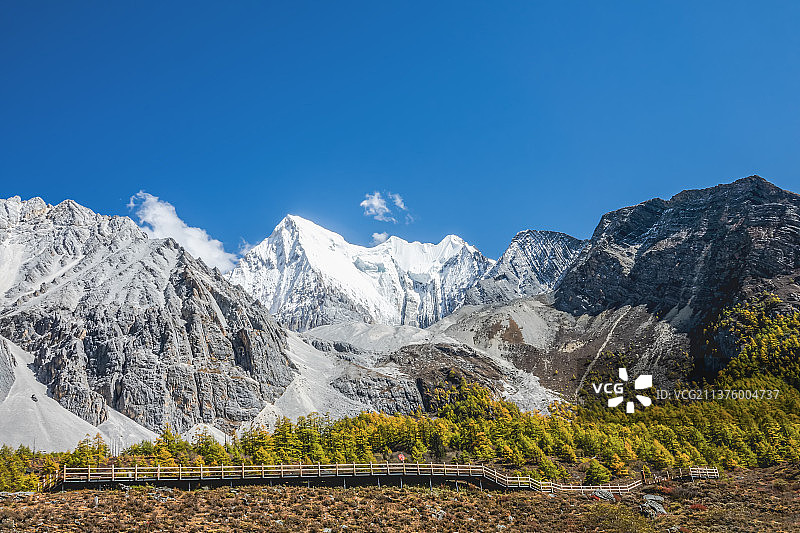 仙乃日雪山  海拔6032米图片素材