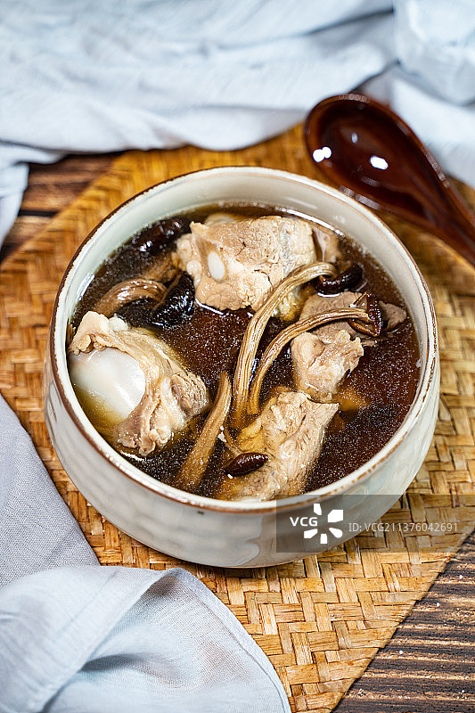 茶树菇筒骨汤图片素材