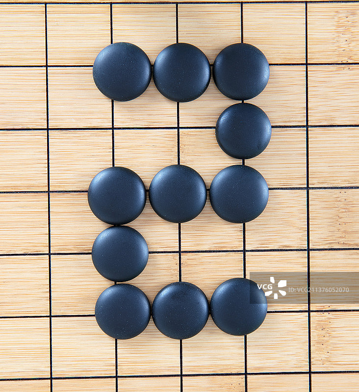 棋子摆出的数字2图片素材