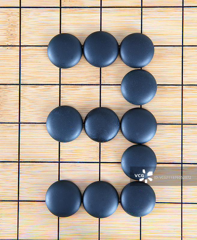 棋子摆出的数字3图片素材
