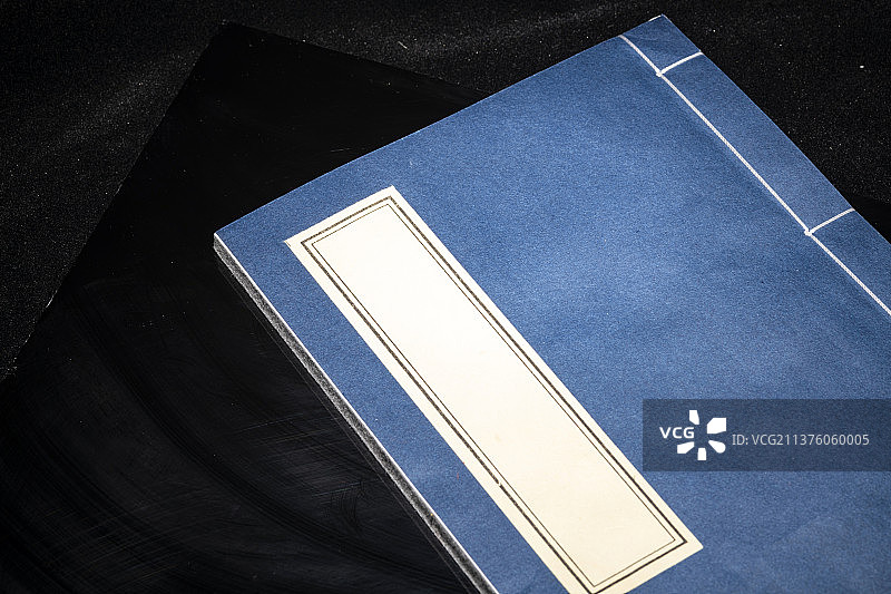 一本线装书古籍书摆放在黑色背景上特写图片素材