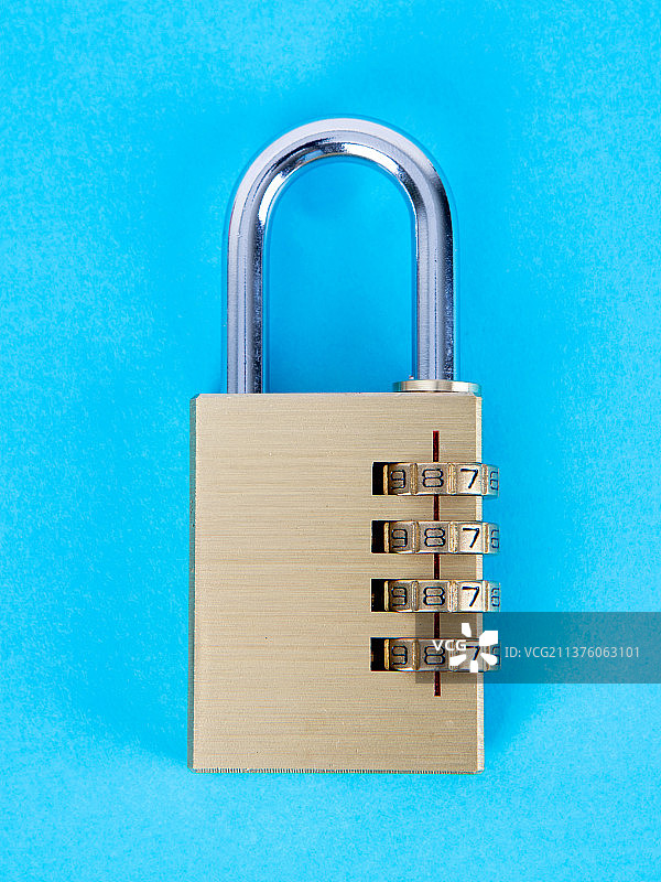蓝背景上的密码锁图片素材