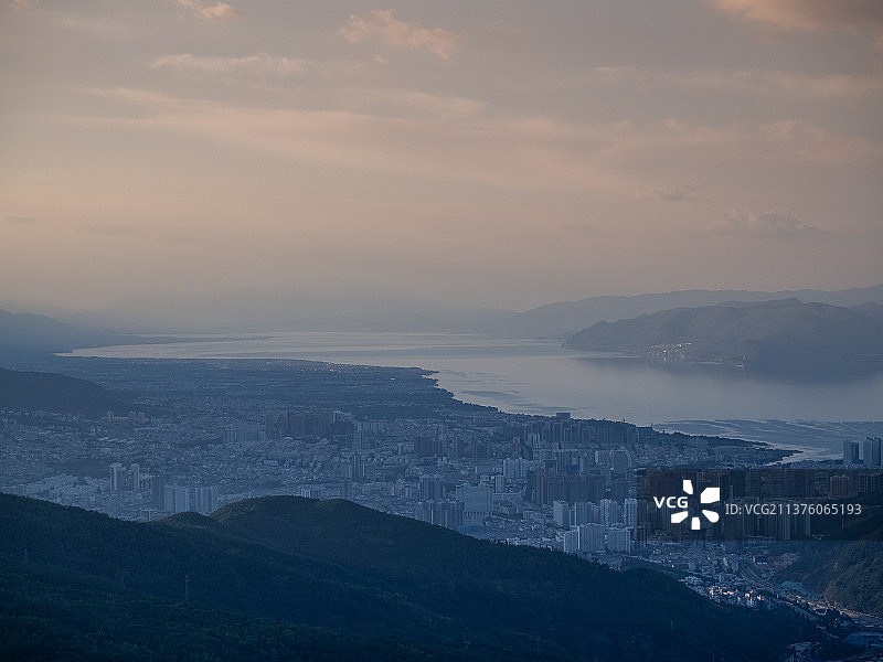 从大理者摩山看大理城区和洱海图片素材
