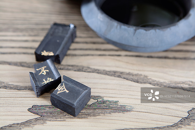 摔断的墨条图片素材