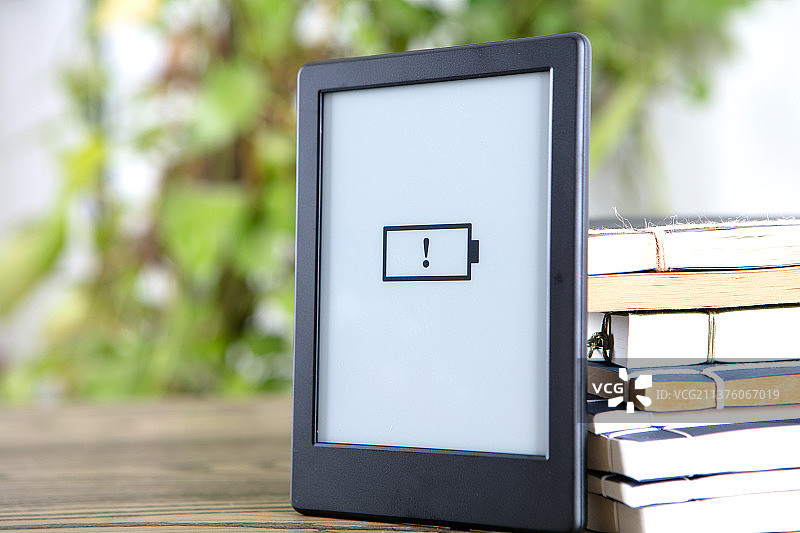 电子书阅读器和书籍图片素材