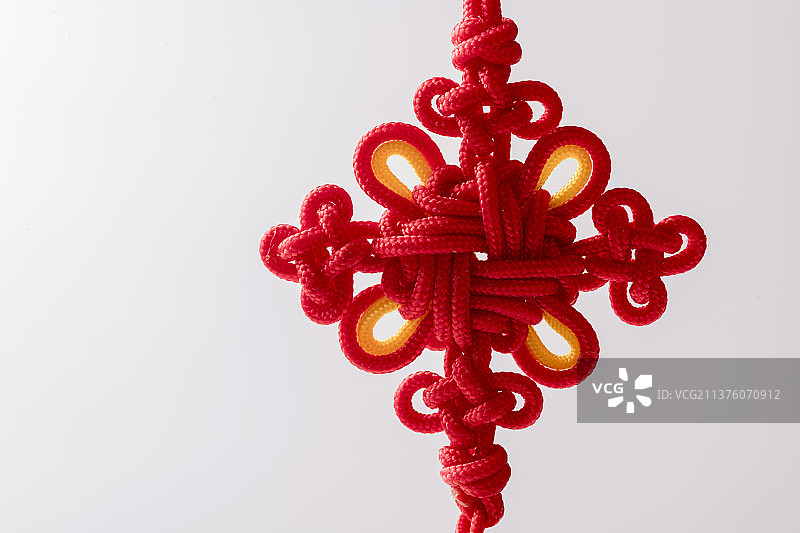红色中国结特写白色背景图片素材