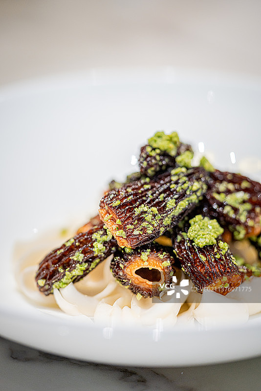 春天特有美食香椿凉拌羊肚菌百合图片素材