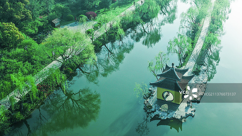 江南的亭台轩榭坐落在湖水中图片素材