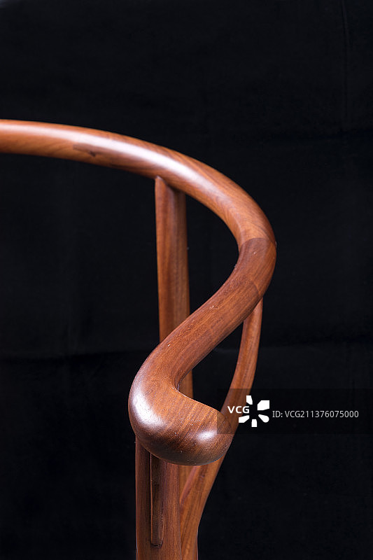 中国传统古典家具圈椅特写黑色背景图片素材