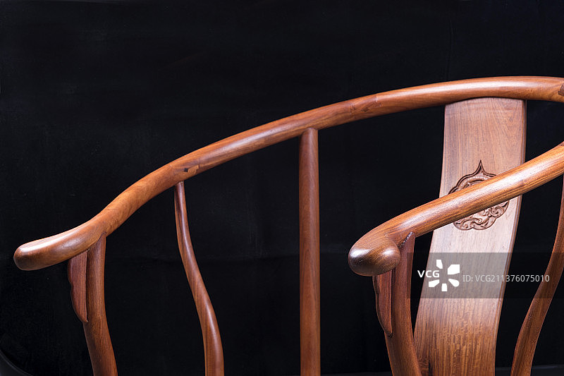 中国传统古典家具圈椅特写黑色背景图片素材