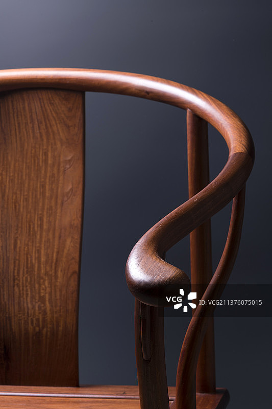 中国传统古典家具圈椅特写黑色背景图片素材