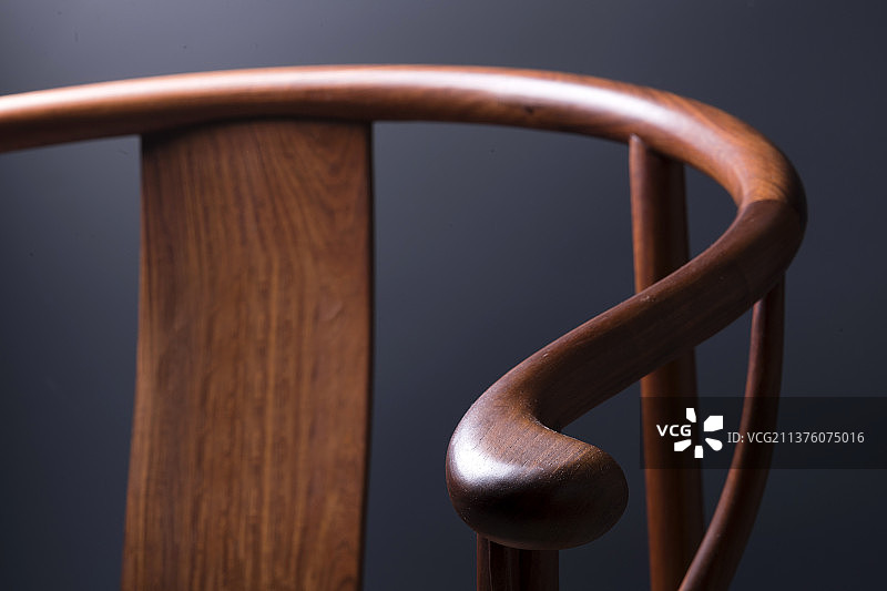 中国传统古典家具圈椅特写黑色背景图片素材