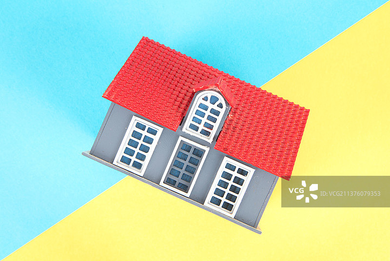 黄蓝背景上的小房子图片素材