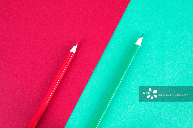 柔色背景上的彩铅笔图片素材