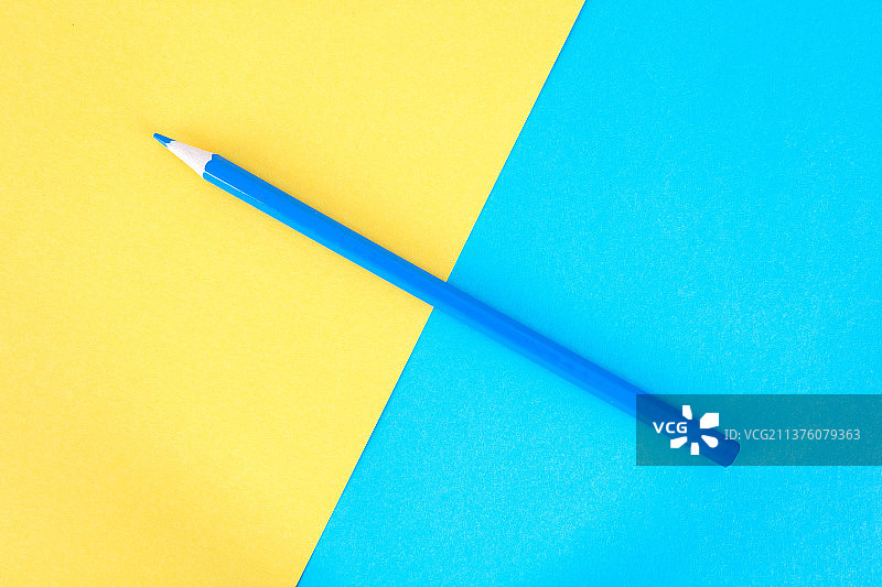 黄蓝背景上的画笔图片素材