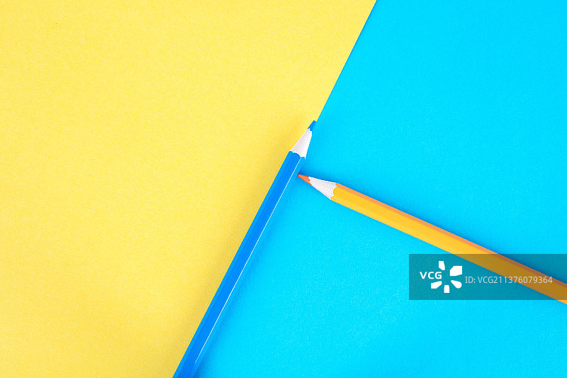 黄蓝背景上的画笔图片素材