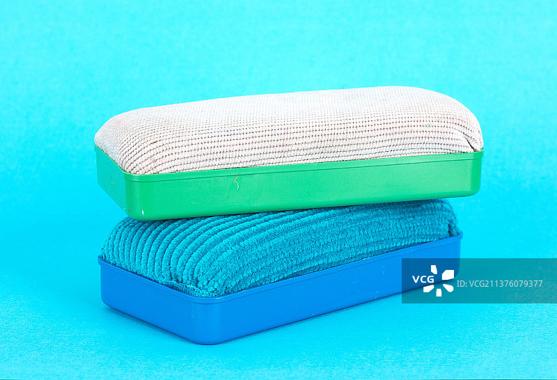 蓝色背景上的黑板擦图片素材