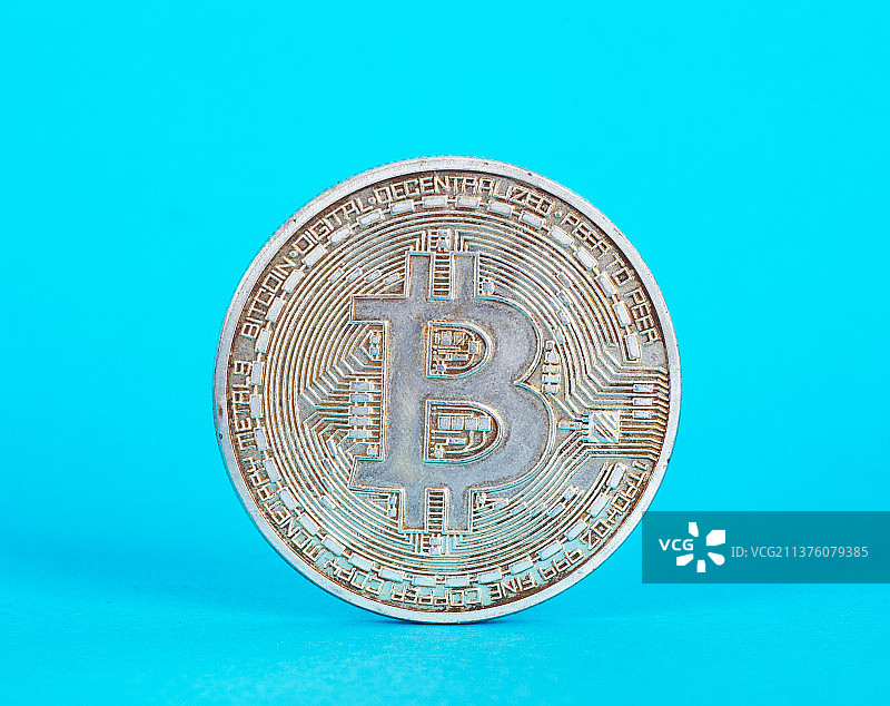 蓝背景上的比特币图片素材