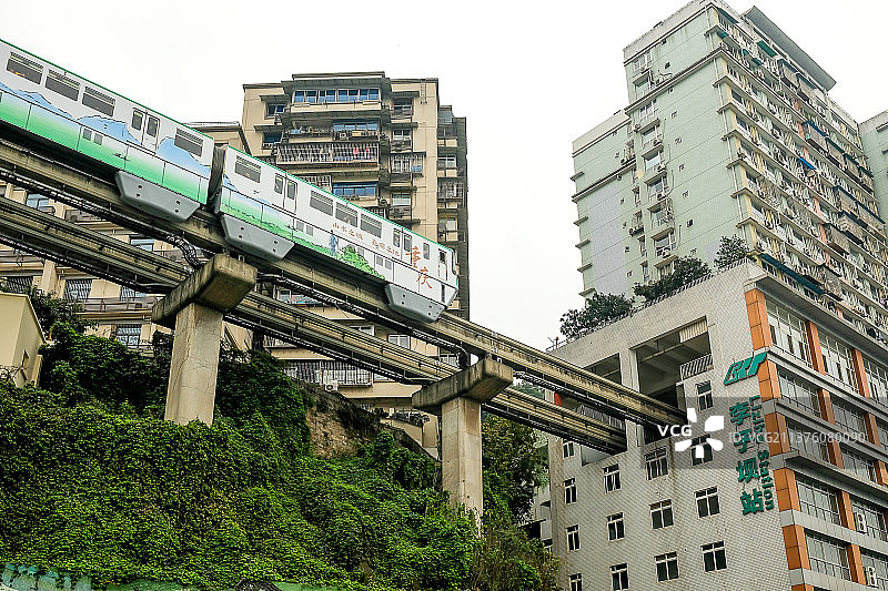 重庆李子坝轻轨穿楼图片素材