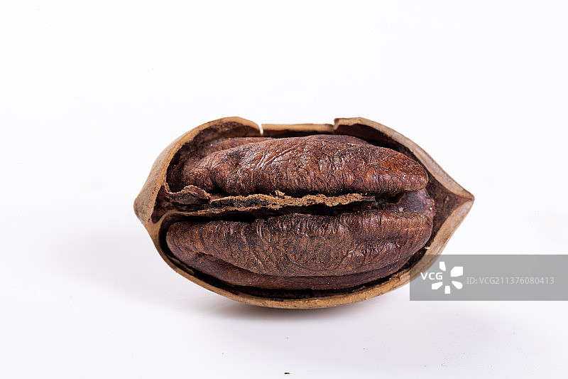 一盘山核桃及剥开的山核桃特写图片素材