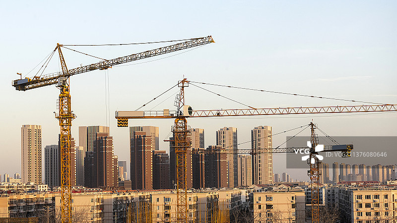 大型工程机械塔吊特写蓝天背景图片素材