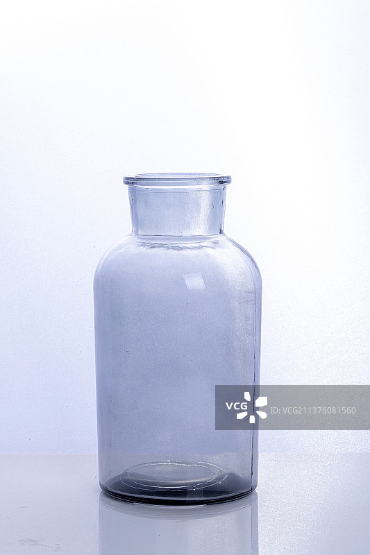 玻璃花瓶特写白色背景图片素材