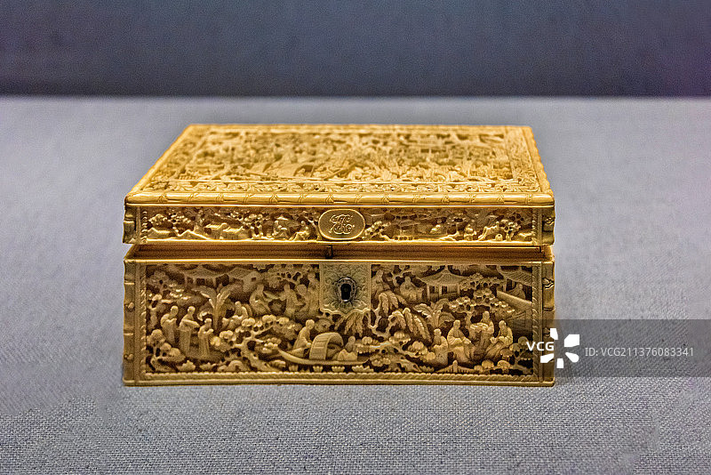 中国广州广东省博物馆馆藏象牙雕徽章纹江南市井女红盒图片素材