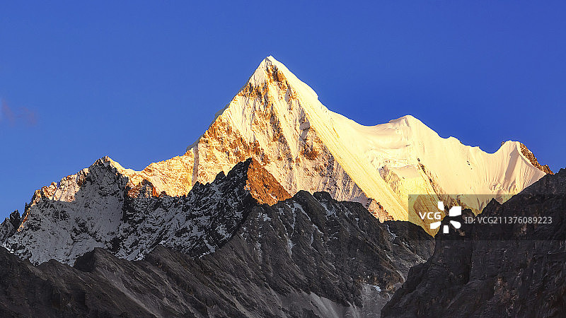 日照金山 （川西亚丁夏诺多吉雪峰）图片素材