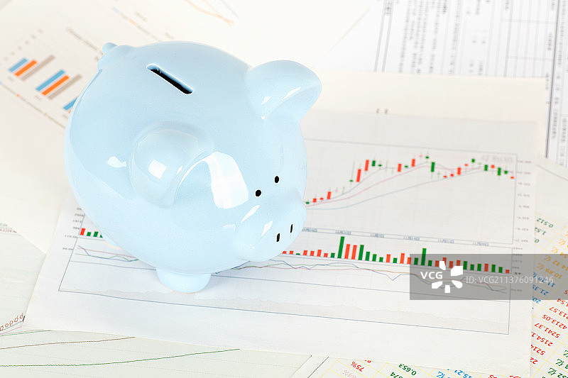 金融图表上的存钱罐图片素材