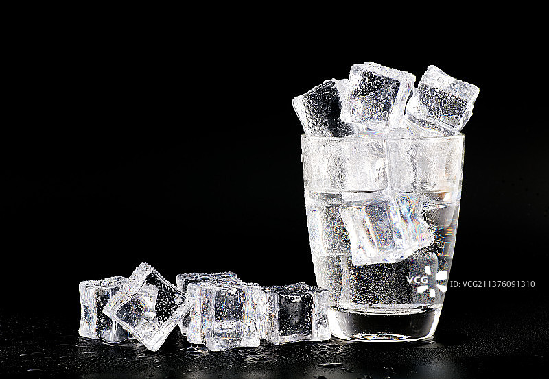 水杯里的白水加冰块图片素材