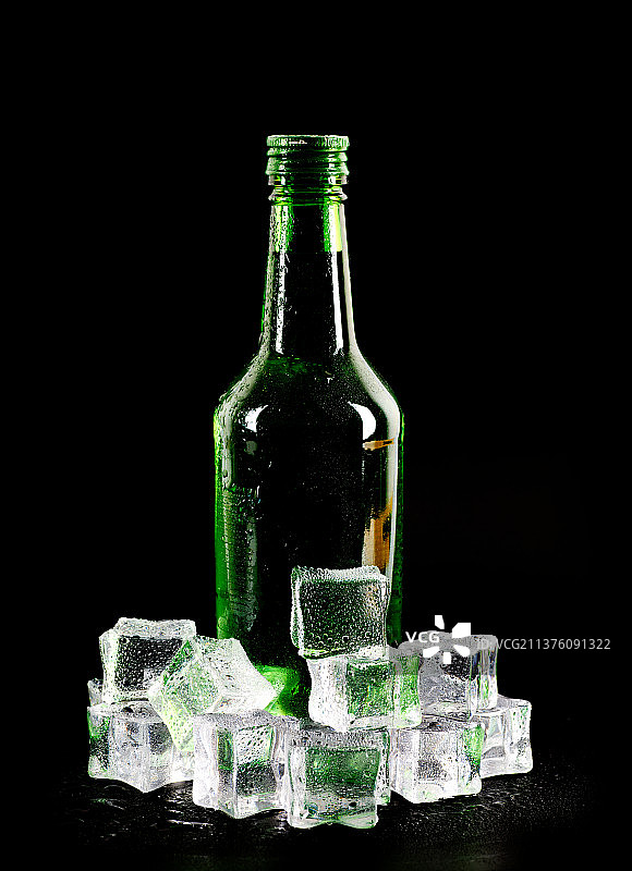 冰镇韩国烧酒图片素材