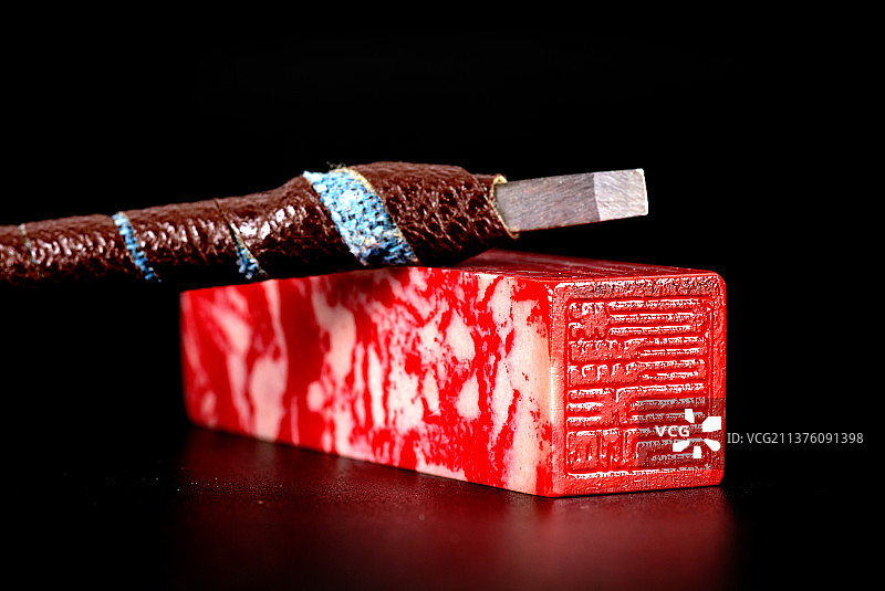 刻好的中国印章和刻刀图片素材