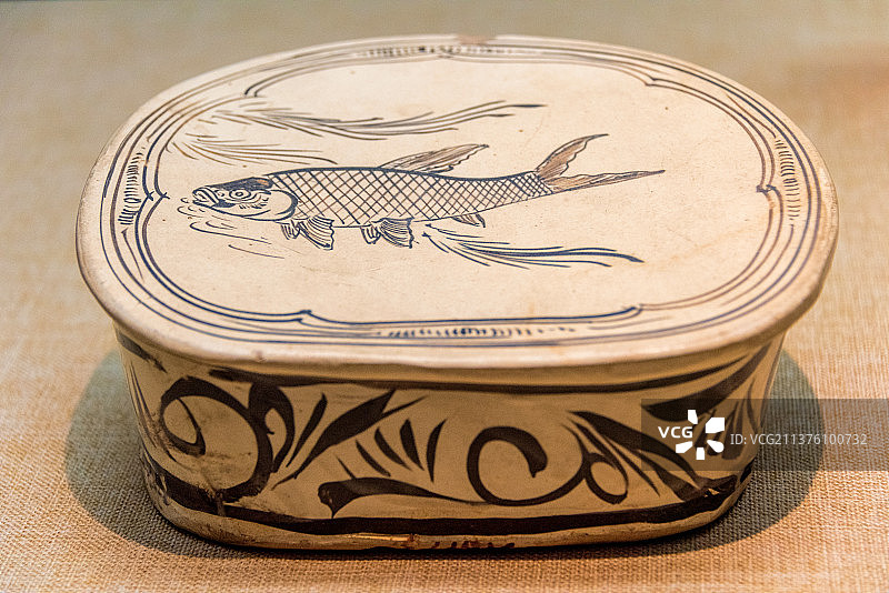 中国广州广东省博物馆馆藏宋代磁州窑白地黑花鱼纹枕图片素材