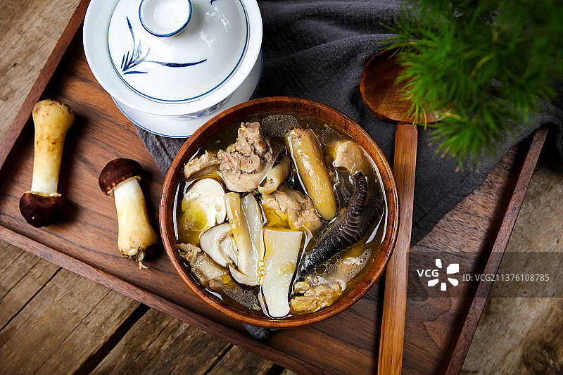一碗松茸炖鸡图片素材