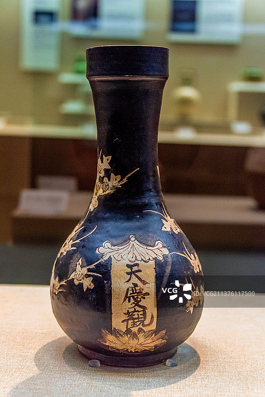 中国广州广东省博物馆馆藏宋代吉州窑黑釉剔花天庆观胆瓶图片素材