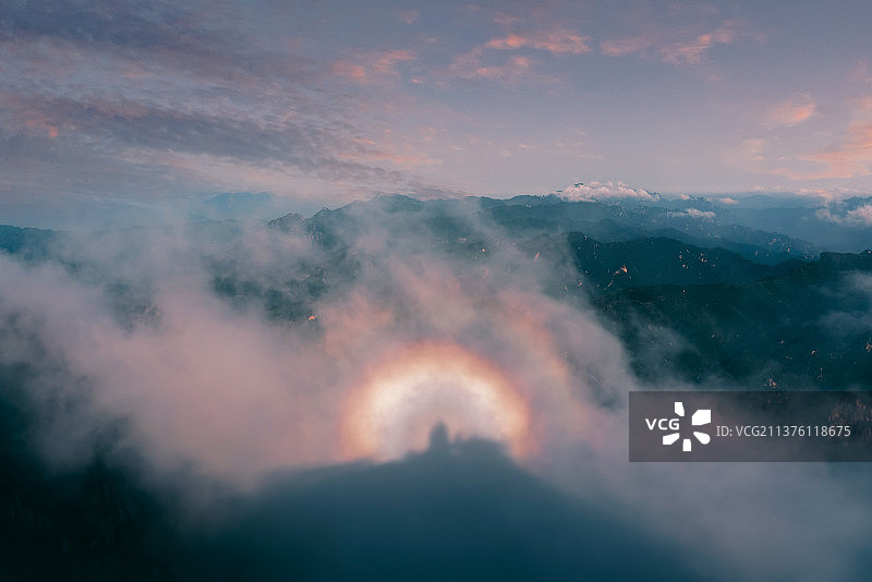 河南省洛阳市栾川县老君山风景区日出云海图片素材