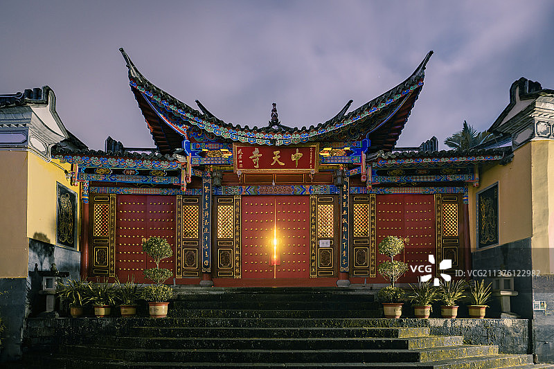 云南腾冲和顺古镇中天寺夜景图片素材