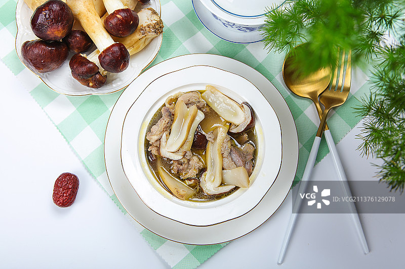 一碗松茸炖鸡图片素材