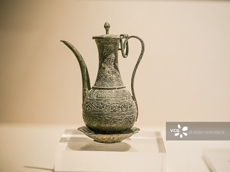中国古代青铜铸造的精美酒壶图片素材