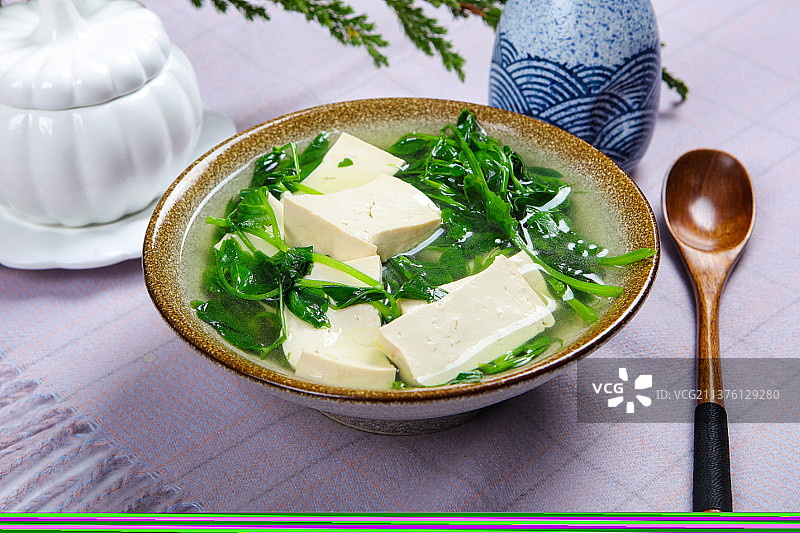 一碗豌豆尖煮豆腐图片素材