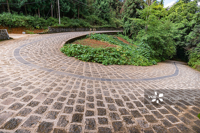 一个石板铺设的U型下坡弯道图片素材